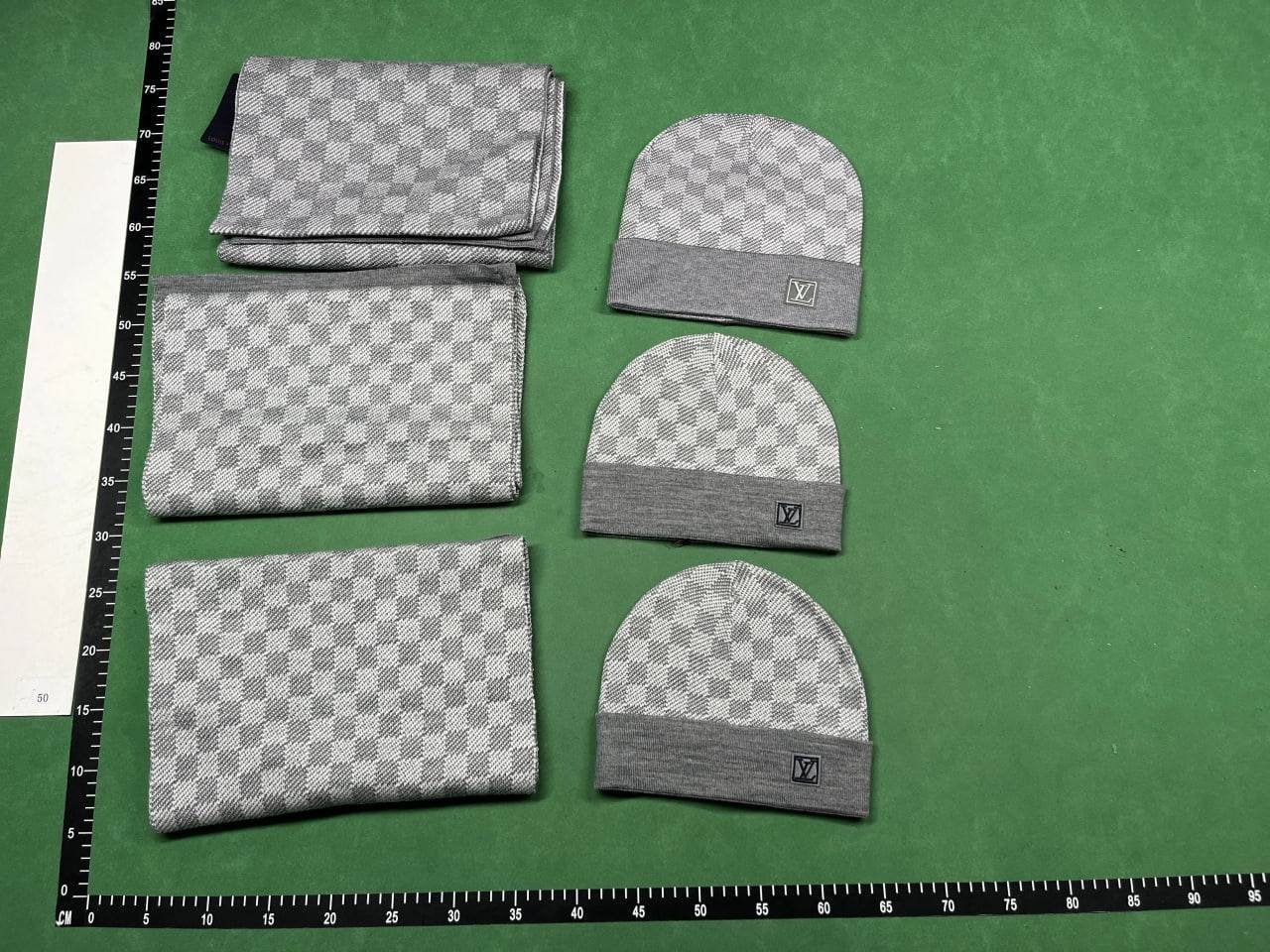 Louis Vuitton Beanie & Scarf   (20+)                                 -3