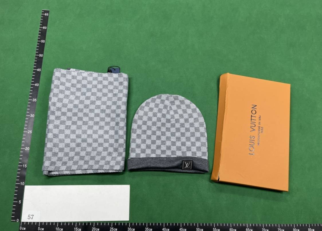 Louis Vuitton Beanie & Scarf   (20+)                                 -2