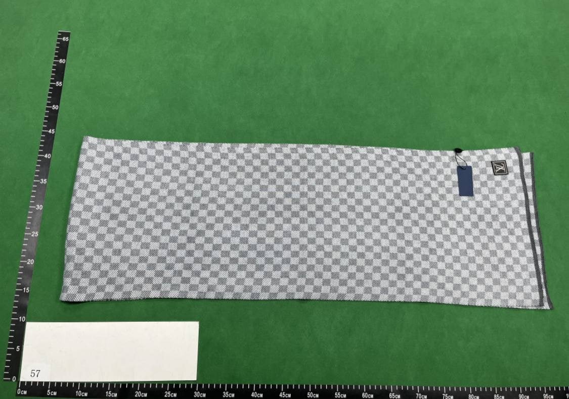 Louis Vuitton Beanie & Scarf   (20+)                                 -4