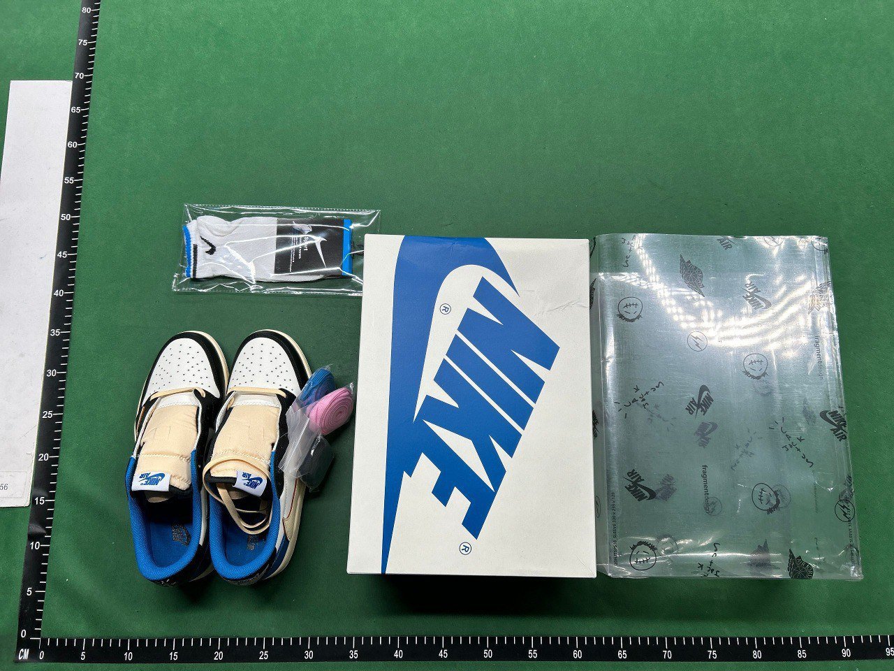 Travis Scott  Jordan 1                                                  -4