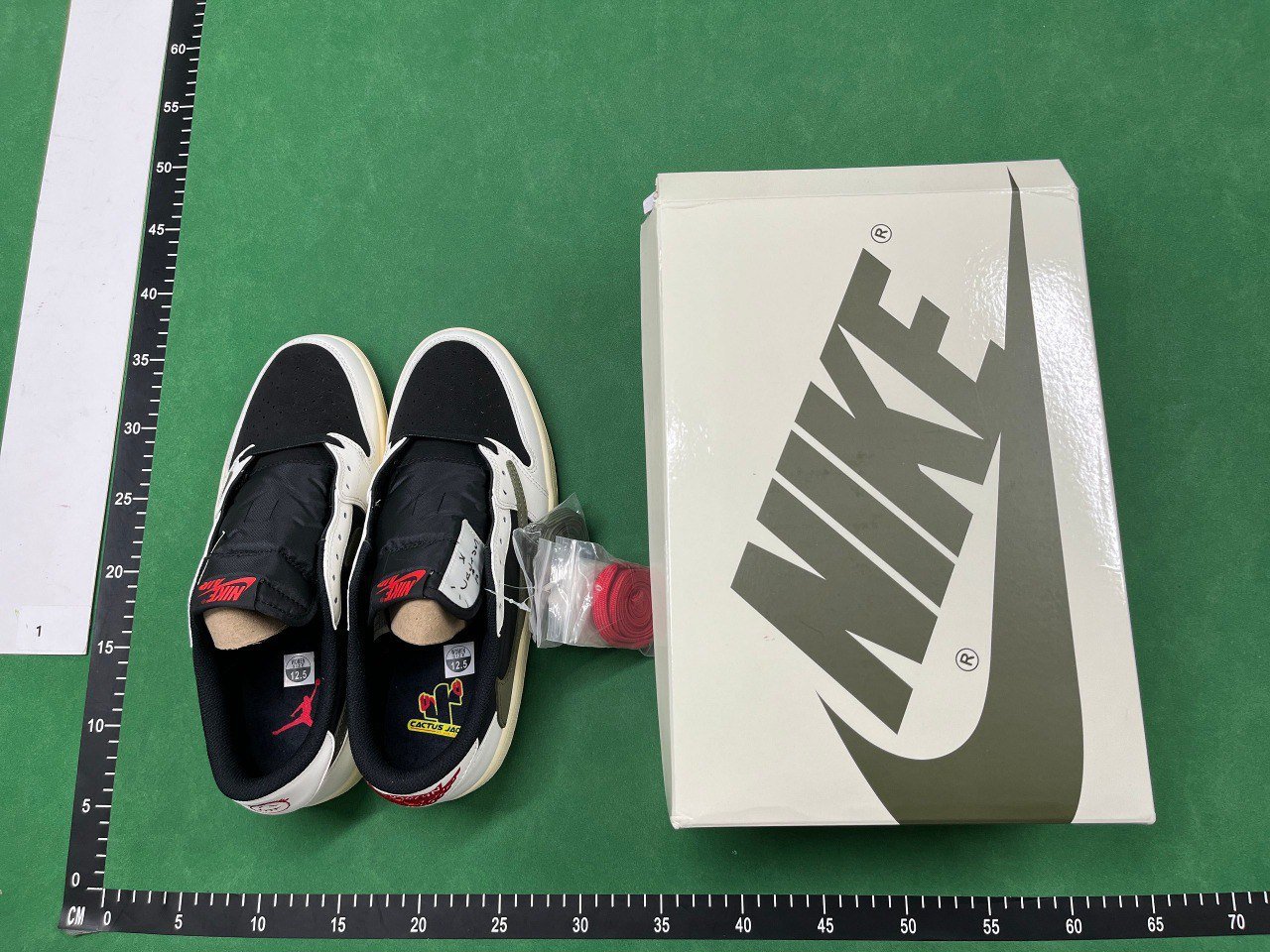 Travis Scott  Jordan 1                                                  -5