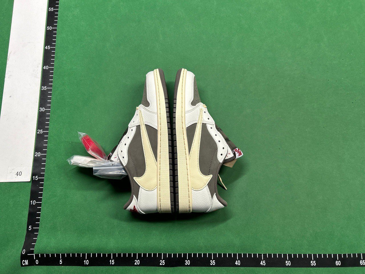 Travis Scott  Jordan 1                                                  -2