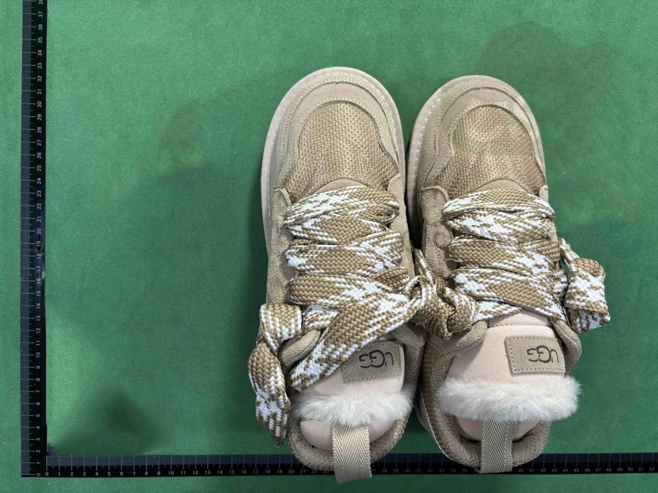 UGG boots                                 -4