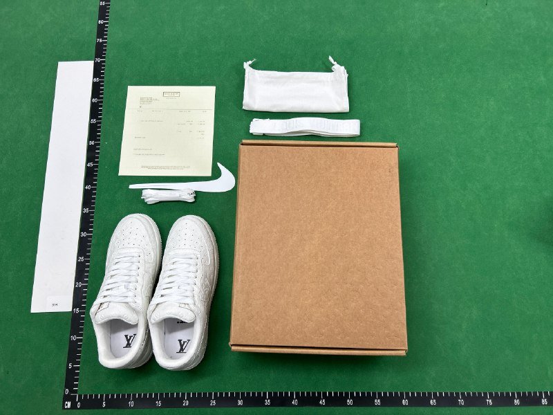 Louis Vuitton                                                                                                        -4